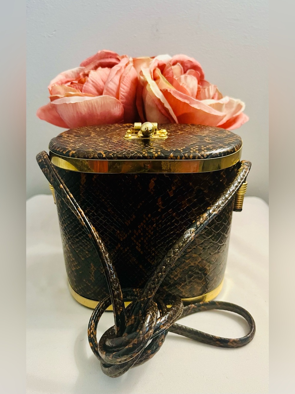 Snakeskin Vintage exotic faux leather box bag featuring a gold magnetic closure - Picture 2 of 9
